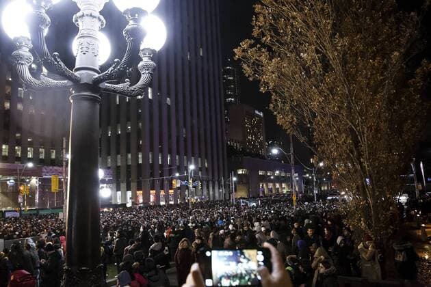 Silvester in Toronto, Kanada January 1, 2017 - Toronto, Ontario, Canada - Thousands of people gather at downtown Toronto City Hall to celebrate the new year. Toronto Canada - ZUMAd114 20170101_zap_d114_005