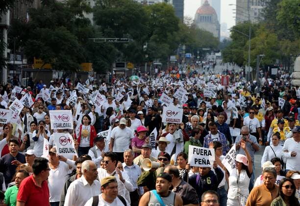 Proteste in Mexiko wegen gestiegener Benzinpreise People demonstrate against the increase of gasoline prices, in Mexico City, Mexico, 01 January 2017. The new prices in gasoline and diesel rose between 14% and 20% and were implemented since 01 January. People held messages reading: Out Pena (Pena Nieto) and gasoline price gouging. EFE José Méndez Demonstration in Mexico City over gasoline price increase !ACHTUNG: NUR REDAKTIONELLE NUTZUNG!  MEX57 20170102-636189160626211804
