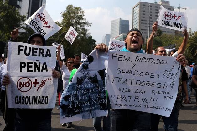 Proteste in Mexiko wegen gestiegener Benzinpreise People demonstrate against the increase of gasoline prices, in Mexico City, Mexico, 01 January 2017. The new prices in gasoline and diesel rose between 14% and 20% and were implemented since 01 January. People held messages reading: Out Pena (Pena Nieto) and gasoline price gouging. EFE José Méndez Demonstration in Mexico City over gasoline price increase !ACHTUNG: NUR REDAKTIONELLE NUTZUNG!  MEX57 20170102-636189160650859646