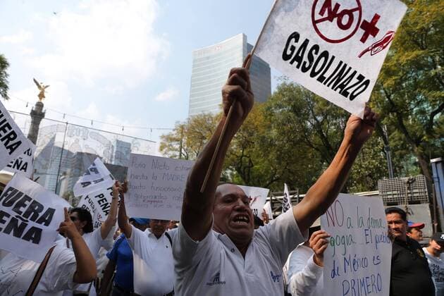 Proteste in Mexiko wegen gestiegener Benzinpreise People demonstrate against the increase of gasoline prices, in Mexico City, Mexico, 01 January 2017. The new prices in gasoline and diesel rose between 14% and 20% and were implemented since 01 January. People held messages reading: Out Pena (Pena Nieto) and gasoline price gouging. EFE José Méndez Demonstration in Mexico City over gasoline price increase !ACHTUNG: NUR REDAKTIONELLE NUTZUNG!  MEX57 20170102-636189160663183567
