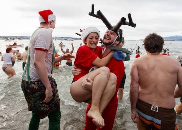 Neujahrsschwimmen in Vancouver, Kanada January 1, 2017 - Vancouver, British Columbia, Canada - Participants attend the 57th Vancouver Polar Bear Swim on New Years Day at English Bay in Vancouver, British Columbia, Canada. Vancouver Canada - ZUMAc132 20170101_zap_c132_006