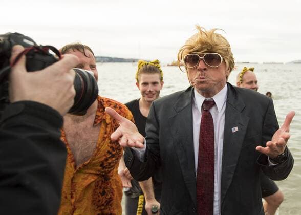Neujahrsschwimmen in Vancouver, Kanada January 1, 2017 - Vancouver, British Columbia, Canada - A participant dressed as Donald Trump attends the 57th Vancouver Polar Bear Swim on New Years Day at English Bay in Vancouver, British Columbia, Canada. Vancouver Canada - ZUMAc132 20170101_zap_c132_011