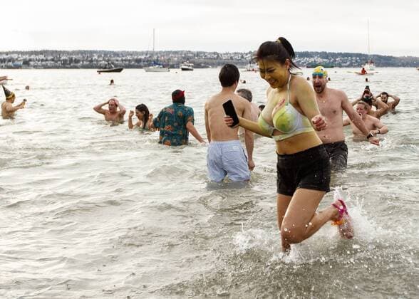 Neujahrsschwimmen in Vancouver, Kanada January 1, 2017 - Vancouver, British Columbia, Canada - Participants attend the 57th Vancouver Polar Bear Swim on New Years Day at English Bay in Vancouver, British Columbia, Canada. Vancouver Canada - ZUMAc132 20170101_zap_c132_017