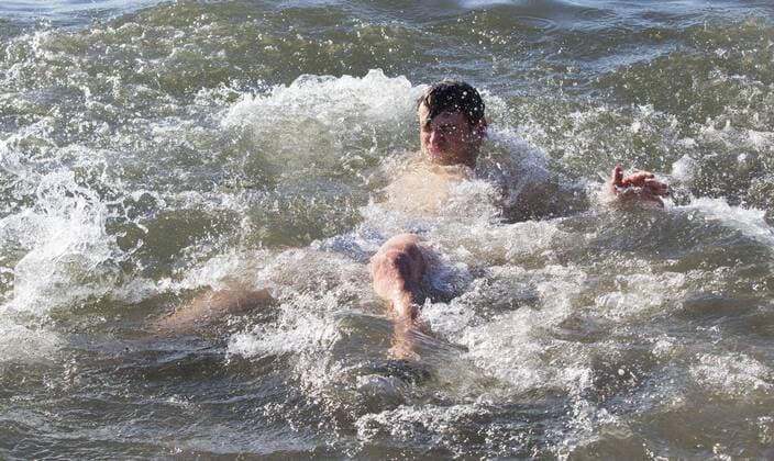 Neujahrsschwimmen in Toronto, Kanada (170102) -- TORONTO, -- A participant takes part in the 12th Annual Toronto Polar Bear Dip event at the Sunnyside Park in Toronto, Canada, Jan. 1, 2017. More than 600 participants braved the frigid temperatures of Lake Ontario to celebrate the first day of 2017 on Sunday. ) (SP)CANADA-TORONTO-POLAR BEAR DIP ZouxZheng 