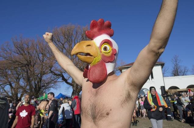 Neujahrsschwimmen in Toronto, Kanada (170102) -- TORONTO, -- A participant wearing cock mask warms up before the 12th Annual Toronto Polar Bear Dip event at the Sunnyside Park in Toronto, Canada, Jan. 1, 2017. More than 600 participants braved the frigid temperatures of Lake Ontario to celebrate the first day of 2017 on Sunday. ) (SP)CANADA-TORONTO-POLAR BEAR DIP ZouxZheng 