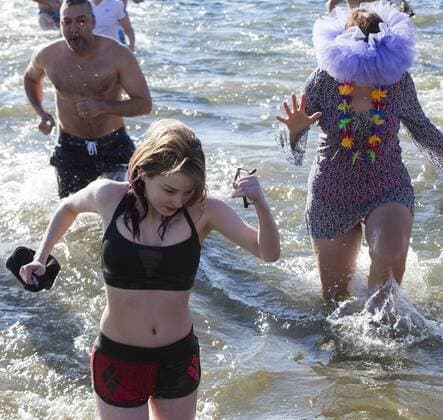 Neujahrsschwimmen in Toronto, Kanada (170102) -- TORONTO, -- Participants take part in the 12th Annual Toronto Polar Bear Dip event at the Sunnyside Park in Toronto, Canada, Jan. 1, 2017. More than 600 participants braved the frigid temperatures of Lake Ontario to celebrate the first day of 2017 on Sunday. ) (SP)CANADA-TORONTO-POLAR BEAR DIP ZouxZheng 
