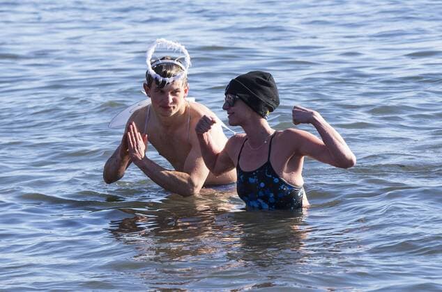 Neujahrsschwimmen in Toronto, Kanada (170102) -- TORONTO, -- Participants take part in the 12th Annual Toronto Polar Bear Dip event at the Sunnyside Park in Toronto, Canada, Jan. 1, 2017. More than 600 participants braved the frigid temperatures of Lake Ontario to celebrate the first day of 2017 on Sunday. ) (SP)CANADA-TORONTO-POLAR BEAR DIP ZouxZheng 