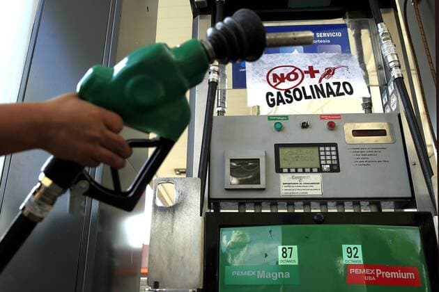 Proteste in Mexiko wegen gestiegener Benzinpreise (170101) -- MEXICO CITY, -- A banner is seen on a pump machine at a gas station protesting against gasoline price hike, in Mexico City, capital of Mexico, on Jan. 1, 2017. ) (djj) MEXICO-MEXICO CITY-GASOLINE PRICE-PROTEST Str 
