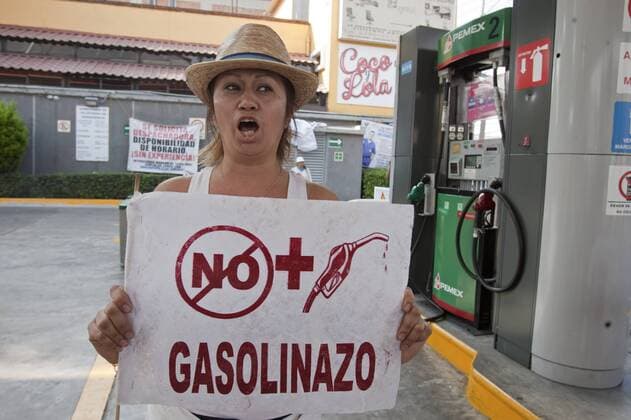 Proteste in Mexiko wegen gestiegener Benzinpreise January 1, 2017 - Mexico City, Mexico, MEXICO - Sunday, January 1, 2017. Hundreds of irate Mexicans marched in Mexico City to protest a steep rise in gasoline prices by symbolically closing gasoline stations. Mexico City MEXICO - ZUMAp124 20170101_zaa_p124_002