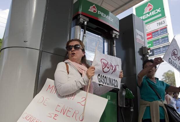 Proteste in Mexiko wegen gestiegener Benzinpreise January 1, 2017 - Mexico City, Mexico, MEXICO - Sunday, January 1, 2017. Hundreds of irate Mexicans marched in Mexico City to protest a steep rise in gasoline prices by symbolically closing gasoline stations. Mexico City MEXICO - ZUMAp124 20170101_zaa_p124_005