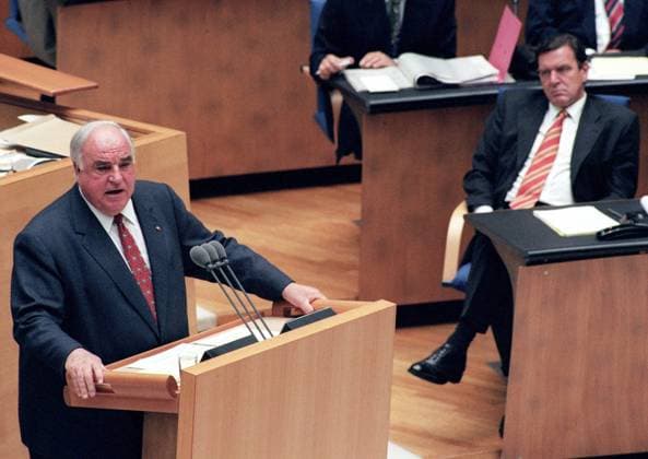 Bundeskanzler Helmut KOHL , CDU , spricht im Bundestag waehrend der Kanzlerkandidat der SPD , Gerhard SCHROEDER , zuhoert , 03.09.1998 Chancellor Helmut KOHL , CDU , is speaking in Bundestag parliament while the prime candidate of SPD party for the upcoming elections , Gerhard SCHROEDER , is listening , 03.09.1998