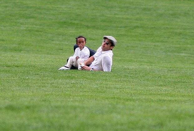 August 28 2007, New York City Actor Brad Pitt took his adpoted daughter Zahara to Central Park in midtown Manhattan for a ride on a horse carriage, bought her an ice cream and then spent a period of quiet relaxation with her on Sheep Meadow - ZUMAny2_ 20070828_zaf_ny2_052