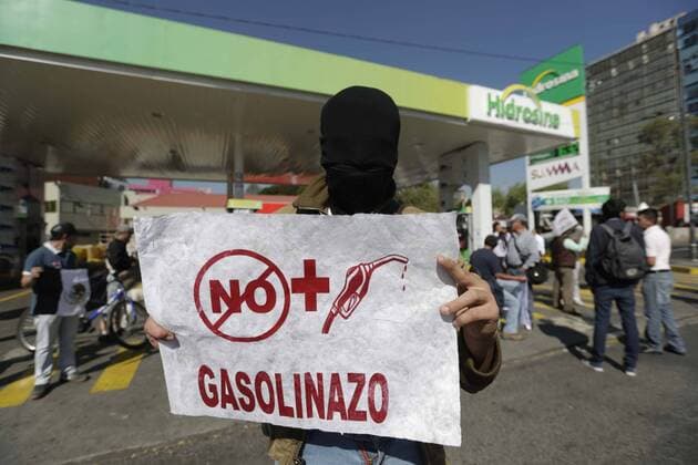 Mexiko: landesweite Proteste gegen Erhöhung der Benzinpreise, Protest Demo Benzin  - ZUMAu78_ 20170102_zaf_u78_003