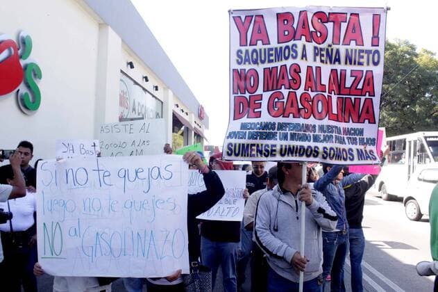 January 2, 2017 - Mexico - PUEBLA, Pue: landesweite Proteste gegen Erhöhung der Benzinpreise, Protest Demo Benzin  - ZUMAu78_ 20170102_zaf_u78_013