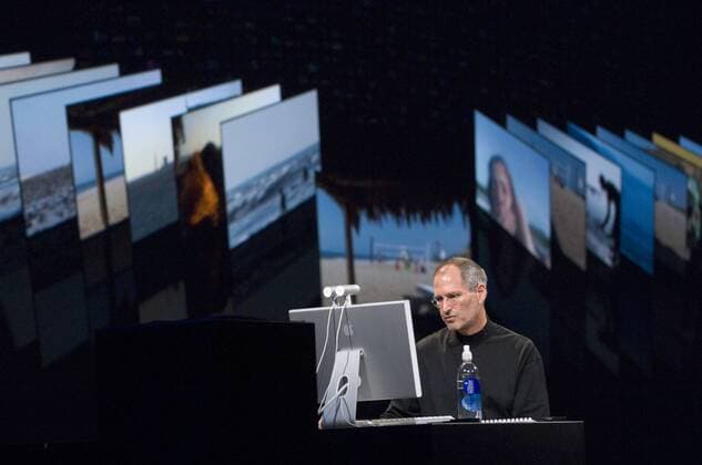 June 11, 2007 - San Francisco, California, U.S. - Apple Computer s Chief Executive Officer STEVE JOBS at the WWDC07 (World Wide Developers Conference) unveils the near-final version of Mac OS X Leopard using his iMac at the Moscone Center.  - ZUMAb18_ 20070611_sha_b18_274