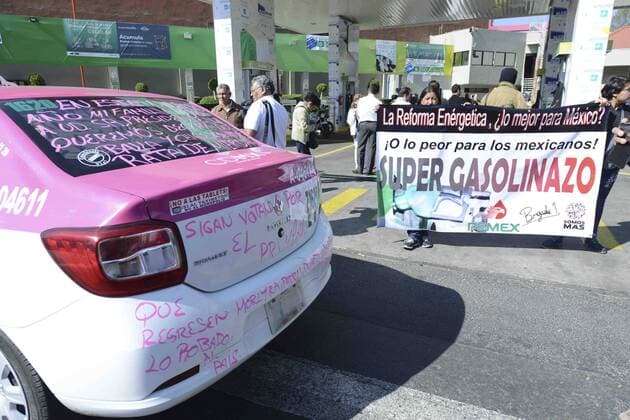 January 2, 2017 - Mexico - Protest gegen die Benzinpreiserhöhung vor einer Hidrosina Tankstelle  - ZUMAu78_ 20170102_zaf_u78_027