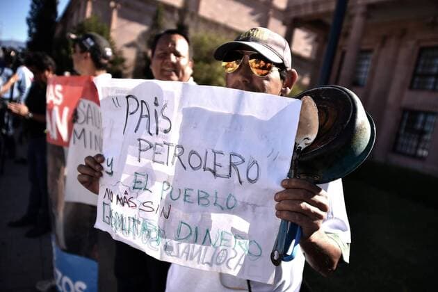 Mexiko: landesweite Proteste gegen Erhöhung der Benzinpreise A group of people protest for the increase in the price of gasoline in the city of Saltillo, Mexico, 2 January 2017, in the framework of a series of demonstrations registered in several states of the country. The new maximum prices for gasoline and diesel imply increases of between 14% and 20%. On the poster it reads: Oil country and the people without money . EFE Miguel Sierra PROTEST IN MEXICO FOR GASOLINE INCREASE !ACHTUNG: NUR REDAKTIONELLE NUTZUNG!  MEX42 20170102-636189981616737297