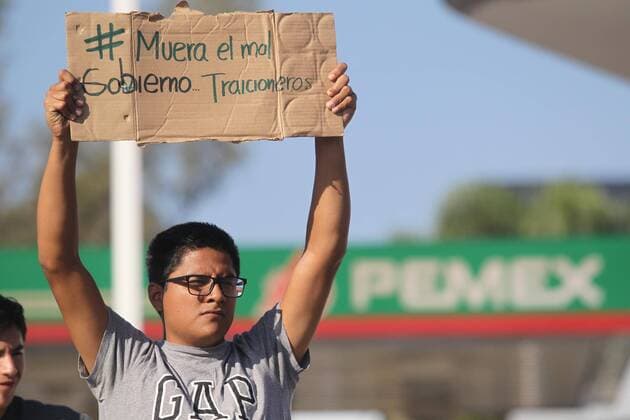 Mexiko: landesweite Proteste gegen Erhöhung der Benzinpreise A group of people protest for the increasing in the price of gasoline in the city of Guadalajara, Mexico, 2 January 2017, in the framework of a series of demonstrations registered in several states of the country. The new maximum prices for gasoline and diesel imply increases of between 14% and 20%. PROTEST IN MEXICO FOR GASOLINE INCREASE !ACHTUNG: NUR REDAKTIONELLE NUTZUNG!  MEX42 20170103-636189993787502082