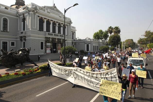 Mexiko: landesweite Proteste gegen Erhöhung der Benzinpreise A group of people protest for the increasing in the price of gasoline in the city of Guadalajara, Mexico, 2 January 2017, in the framework of a series of demonstrations registered in several states of the country. The new maximum prices for gasoline and diesel imply increases of between 14% and 20%. PROTEST IN MEXICO FOR GASOLINE INCREASE !ACHTUNG: NUR REDAKTIONELLE NUTZUNG!  MEX42 20170103-636189993803101782