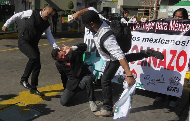 Mexiko: landesweite Proteste gegen Erhöhung der Benzinpreise A group of people protest for the increasing in the price of gasoline in the city of Mexico City, Mexico, 2 January 2017, in the framework of a series of demonstrations registered in several states of the country. The new maximum prices for gasoline and diesel imply increases of between 14% and 20%. PROTEST IN MEXICO FOR GASOLINE INCREASE !ACHTUNG: NUR REDAKTIONELLE NUTZUNG!  MEX42 20170103-636189995039841267