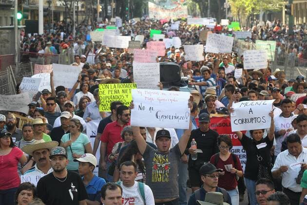 Mexiko: landesweite Proteste gegen Erhöhung der Benzinpreise A group of people protest for the increasing in the price of gasoline in the city of Guadalajara, Mexico, 02 January 2017, in the framework of a series of demonstrations registered in several states of the country. The new maximum prices for gasoline and diesel imply increases of between 14% and 20%. PROTEST IN MEXICO FOR GASOLINE INCREASE !ACHTUNG: NUR REDAKTIONELLE NUTZUNG!  MEX42 20170103-636190075763362668