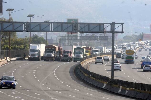 January 2, 2017 - Mexico - LKW-Fahrer blockieren eine Autobahn, Proteste gegen die Erhöhung der Benzinpreise  - ZUMAu78_ 20170102_zaf_u78_048