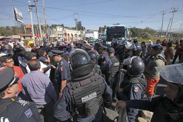 January 2, 2017 - Mexico - TOLUCA, Mex. Einwohner blockieren eine Straße, Proteste gegen die Erhöhung der Benzinpreise  - ZUMAu78_ 20170102_zaf_u78_051
