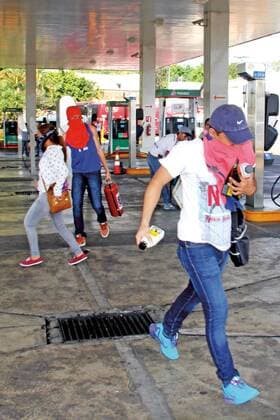 Mexiko: landesweite Proteste gegen Erhöhung der Benzinpreise January 2, 2017 - Mexico - TAPACHULA, Chis.-Einheimische plündern eine Tankstelle, Proteste gegen die Erhöhung der Benzinpreise  - ZUMAu78_ 20170102_zaf_u78_086