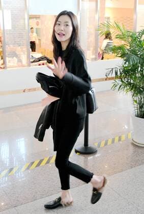 SHANGHAI, CHINA - DECEMBER 31: Fashion model Liu Wen seen at the airport on December 31, 2016 in Shanghai, China.  CFP497682819