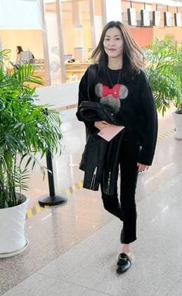 SHANGHAI, CHINA - DECEMBER 31: Fashion model Liu Wen seen at the airport on December 31, 2016 in Shanghai, China.  CFP497682823