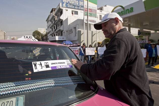 Mexiko: landesweite Proteste gegen Erhöhung der Benzinpreise January 3, 2017 - Mexico City, Mexico, MEXICO - Tuesday, January 3, 2017. Consumers try to shut down or stop the sale of gasoline at gas filling stations in Mexico City in protest to a 20 percent increase per liter price put in place by the Mexican government. Consumer placing a sticker of Citizens Unite on his car. Mexico City MEXICO - ZUMAp124 20170103_zaa_p124_002