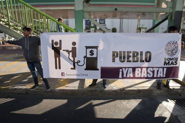 Mexiko: landesweite Proteste gegen Erhöhung der Benzinpreise January 3, 2017 - Mexico City, Mexico, MEXICO - Tuesday, January 3, 2017. Consumers try to shut down or stop the sale of gasoline at gas filling stations in Mexico City in protest to a 20 percent increase per liter price put in place by the Mexican government. Protester with a Unity banner. Mexico City MEXICO - ZUMAp124 20170103_zaa_p124_004