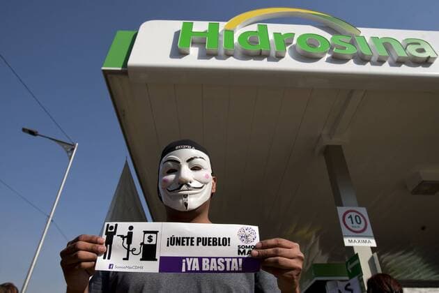 Mexiko: landesweite Proteste gegen Erhöhung der Benzinpreise January 3, 2017 - Mexico City, Mexico, MEXICO - Tuesday, January 3, 2017. Consumers try to shut down or stop the sale of gasoline at gas filling stations in Mexico City in protest to a 20 percent increase per liter price put in place by the Mexican government. Mexico City MEXICO - ZUMAp124 20170103_zaa_p124_016
