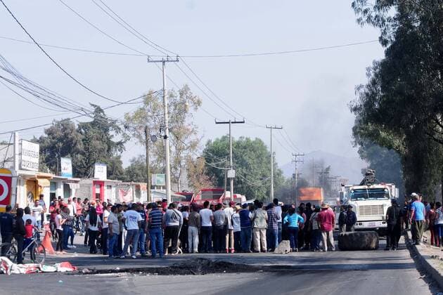 Mexiko: landesweite Proteste gegen Erhöhung der Benzinpreise January 3, 2017 - Mexico - ACOLMAN, Mex. Brennende Barrikaden, Proteste gegen die Erhöhung der Benzinpreise  - ZUMAu78_ 20170103_zaf_u78_034