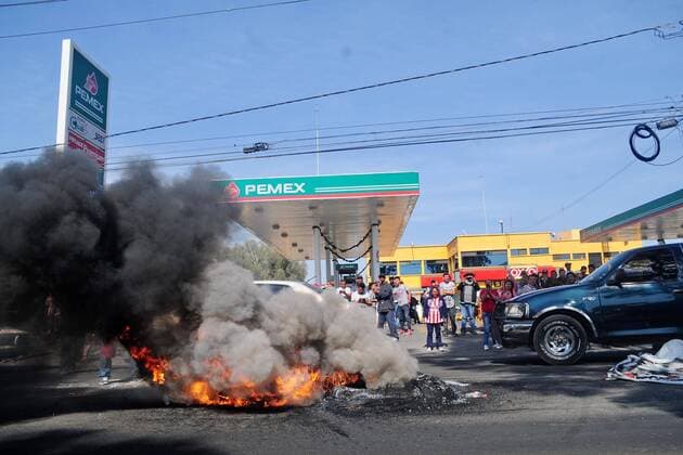 Mexiko: landesweite Proteste gegen Erhöhung der Benzinpreise January 3, 2017 - Mexico - ACOLMAN, Mex. Brennende Barrikaden, Proteste gegen die Erhöhung der Benzinpreise  - ZUMAu78_ 20170103_zaf_u78_035