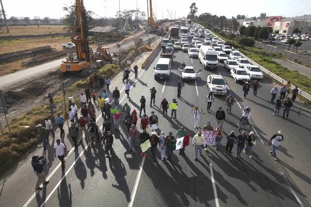Mexiko: landesweite Proteste gegen Erhöhung der Benzinpreise January 3, 2017 - Lerma, Mexico - A group of people blocked the Toluca-Mexico highway to protest of the rise of gasoline prices, and to demand the release of 5 activists who were arrested at a demonstration last Monday. Lerma Mexico  - ZUMAu78_ 20170103_zaf_u78_051