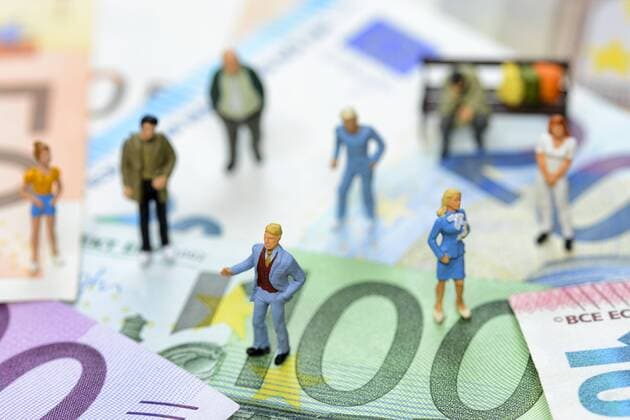 Miniaturfiguren auf Euroscheinen, Symbolfoto Grundeinkommen ** NUR FUER REDAKTIONELLE ZWECKE ** EDITORIAL USE ONLY **