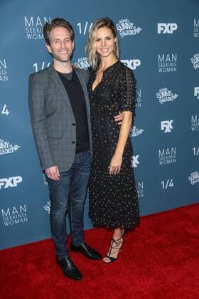 Glenn Howerton und seine Ehefrau Jill Latiano bei der It s Always Sunny in Philadelphia (Staffel 12) und Man Seeking Woman (Staffel 3) Serien Premiere am 3.01.2017 in Los Angeles FXX s It s Always Sunny in Philadelphia Season 12 and Man Seeking Woman Season 3 Premiere in Los Angeles, 2017 