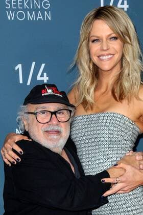 Danny DeVito und Kaitlin Olson, die beiden Schauspieler bei der It s Always Sunny in Philadelphia (Staffel 12) und Man Seeking Woman (Staffel 3) Serien Premiere am 3.01.2017 in Los Angeles FXX s It s Always Sunny in Philadelphia Season 12 and Man Seeking Woman Season 3 Premiere in Los Angeles, 2017 