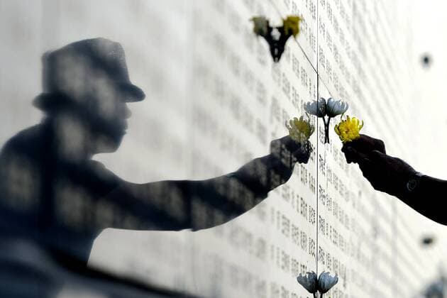 (170105) -- BEIJING, Jan. 5, 2017 -- A man mourns for relatives killed in the 1976 Tangshan earthquake in front of a memorial wall in Tangshan, north China s Hebei Province, July 28, 2016. ) (zyd) XINHUA-2016 PHOTOS OF THE YEAR-CHINA (CN) WuxXiaoling 