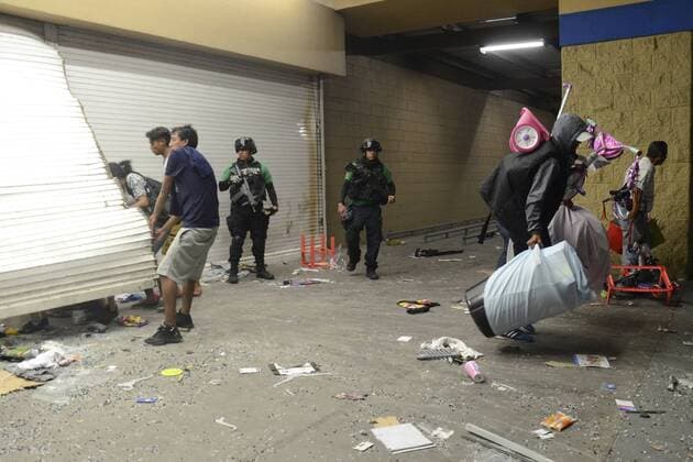 Mexiko: Ausschreitungen nach Protesten gegen zu hohe Benzinpreise in Veracruz People pillage toys and another goods from a store in Veracruz, Mexico, early 05 Janaury 2017. More than 250 people have been arrested accused of looting and vandalism during the protests against oil prices rise in Mexico. 250 people arrested during protests against oil prices rise !ACHTUNG: NUR REDAKTIONELLE NUTZUNG!  MEX05 20170105-636192304680168778