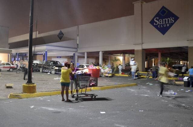 Mexiko: Ausschreitungen nach Protesten gegen zu hohe Benzinpreise in Veracruz People pillage goods from a store in Veracruz, Mexico, early 05 Janaury 2017. More than 250 people have been arrested accused of looting and vandalism during the protests against oil prices rise in Mexico. 250 people arrested during protests against oil prices rise !ACHTUNG: NUR REDAKTIONELLE NUTZUNG!  MEX05 20170105-636192305294481026