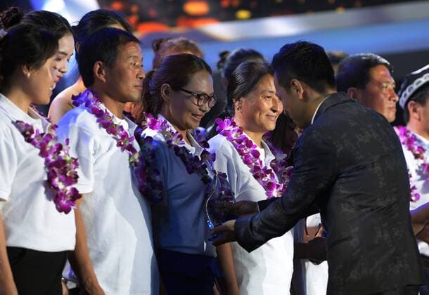 SANYA, Jan. 5, 2017 -- Winners of the Jack Ma Rural Teachers Award receive their awards during the awarding ceremony in Sanya, a tourism resort in south China s Hainan Province, on Jan. 5, 2017. The awarding ceremony of the Jack Ma Rural Teachers Award was held on Thursday, with 100 rural teachers winning the award of 100,000 yuan (14,522 U.S. dollars) respectively. ) (wf) CHINA-SANYA-JACK MA-RURAL TEACHERS AWARD (CN) YangxGuanyu 