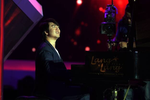 SANYA, Jan. 5, 2017 -- Pianist Lang Lang plays piano during the awarding ceremony of the Jack Ma Rural Teachers Award in Sanya, a tourism resort in south China s Hainan Province, on Jan. 5, 2017. The awarding ceremony was held on Thursday, with 100 rural teachers winning the award of 100,000 yuan (14,522 U.S. dollars) respectively. ) (wf) CHINA-SANYA-JACK MA-RURAL TEACHERS AWARD (CN) YangxGuanyu 