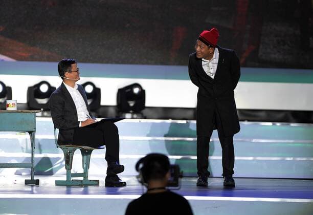 SANYA, Jan. 5, 2017 -- Jack Ma (L) performs a short play during the awarding ceremony of the Jack Ma Rural Teachers Award in Sanya, a tourism resort in south China s Hainan Province, on Jan. 5, 2017. The event was held on Thursday, with 100 rural teachers winning the award of 100,000 yuan (14,522 U.S. dollars) respectively. ) (wf) CHINA-SANYA-JACK MA-RURAL TEACHERS AWARD (CN) YangxGuanyu 