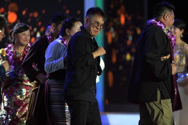 SANYA, Jan. 5, 2017 -- One Foundation founder Jet Li (C) interacts with the winners of the Jack Ma Rural Teachers Award during the awarding ceremony in Sanya, a tourism resort in south China s Hainan Province, on Jan. 5, 2017. The awarding ceremony of the Jack Ma Rural Teachers Award was held on Thursday, with 100 rural teachers winning the award of 100,000 yuan (14,522 U.S. dollars) respectively. ) (wf) CHINA-SANYA-JACK MA-RURAL TEACHERS AWARD (CN) YangxGuanyu 