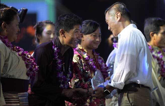 SANYA, Jan. 5, 2017 -- Winners of the Jack Ma Rural Teachers Award receive their awards during the awarding ceremony in Sanya, a tourism resort in south China s Hainan Province, on Jan. 5, 2017. The awarding ceremony of the Jack Ma Rural Teachers Award was held on Thursday, with 100 rural teachers winning the award of 100,000 yuan (14,522 U.S. dollars) respectively. ) (wf) CHINA-SANYA-JACK MA-RURAL TEACHERS AWARD (CN) YangxGuanyu 