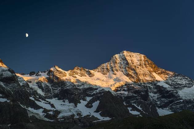 Breithorn mit Schnee und Mond, Sonnenuntergang, Lauterbrunnental, Schweizer Alpen Jungfrau-Aletsch, Berner Oberland, Kanton Bern, Schweiz, Europa Copyright: imageBROKER/DanielxSchoenen ibxdjs04439894.jpg