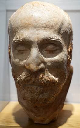 deathbed portrait sculpture by Joan Matamala of the Spanish Architect, Antoni Gaudi (1852–1926) WorldxHistoryxArchives WHA_082_0083