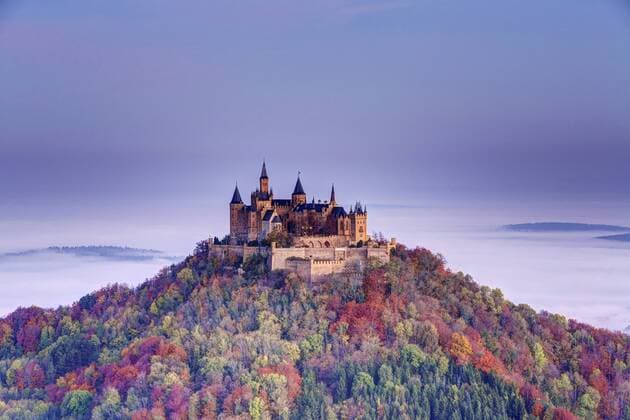 DEU; Deutschland, Albstadt-Onstmettingen, 31.10.2016: Blick vom Zeller Horn in Onstmettingen auf die Burg Hohenzollern. Die Burg Hohenzollern ist die Stammburg des Fuerstengeschlechts und ehemals regierenden preussischen Koenigs- und deutschen Kaiserhauses der Hohenzollern. Sie liegt in Baden-Württemberg in der Gemeinde Bisingen, zu deren Ortsteil Zimmern sie gehoert. Â